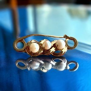Elegant Gold Tone and Pearl Brooch